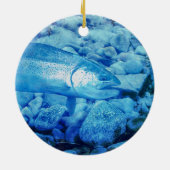 はえを取っているニジマス セラミックオーナメント (裏面)