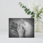 はがきのベビーの手を母親の手で。 ポストカード (スタンド正面)