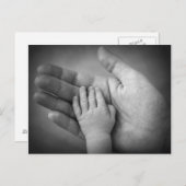 はがきのベビーの手を母親の手で。 ポストカード (正面/裏面)