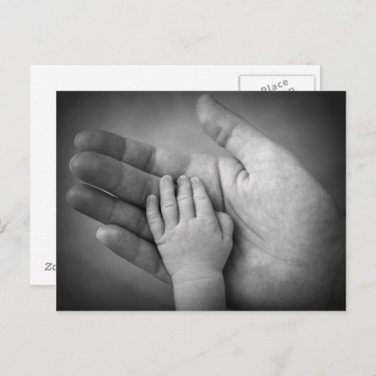 はがきのベビーの手を母親の手で。 ポストカード (正面/裏面)