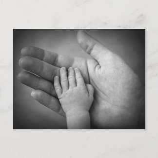 はがきのベビーの手を母親の手で。 ポストカード