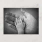 はがきのベビーの手を母親の手で。 ポストカード (正面)