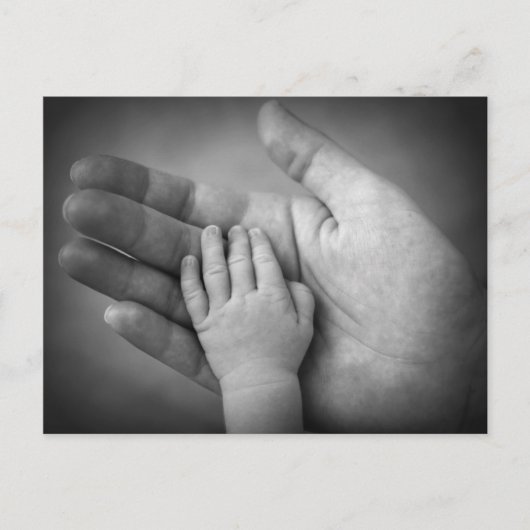 はがきのベビーの手を母親の手で。 ポストカード (正面)