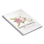 はさみ及びぼろぼろのシックな花のバラを縫う金ゴールド ノートブック (右側)