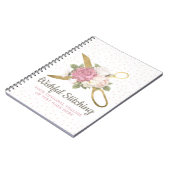 はさみ及びぼろぼろのシックな花のバラを縫う金ゴールド ノートブック (左側)