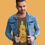 はちみつクマ型ボトル Tシャツ<br><div class="desc">スタイルで彼らを哀れみシンプル、このグラフィックティーはオレンジと黄色の熊の形のボトルのイラストレーションを示し、そのスタイルレタリングの中の腹部に控えめなフレーズ"ああ、ハニー"を含む動揺してクラシック、ヴィンテージの外観。</div>