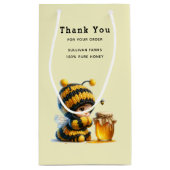 はちみつビジネスが大好きなビーの衣装を着たかわいい女の子|過去記事 スモールペーパーバッグ (裏面)