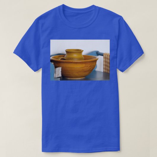 はちみつ茶色の陶器鉢と水差し写真B Tシャツ (デザイン正面)