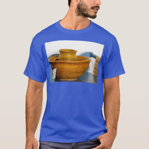 はちみつ茶色の陶器鉢と水差し写真B Tシャツ