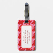 はっきりしたでモダンで赤く、ピンクの千鳥格子のなモノグラム ラゲッジタグ (裏面縦)