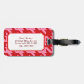 はっきりしたでモダンで赤く、ピンクの千鳥格子のなモノグラム ラゲッジタグ (裏面横)