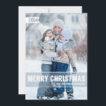はっきりしたでモダンなメリークリスマスの大きい写真カード シーズンカード<br><div class="desc">白い文字を自慢して見せるために横のカードの底で家族および友人をわずかに透明で冷ややかなブルー・バンドの大きい"メリークリスマス"望むカードの底を渡るはっきりしたなタイポグラフィのモダンなデザイン。  白い旗に2014年あなたの写真がかいま見る左上のコーナーで排気切替器があります。 特徴あなたの個人的な休日メッセージおよび個々の名前を加えるあなたのための背部の付加的な部屋が付いている前部そして背部の両方あなたの幸せな家族の2つの美しい大型の写真。 休日の挨拶のための美しく、コンテンポラリーなカード。</div>