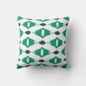 はっきりしたで幾何学的な緑および海軍種族のイカットは印刷します クッション (裏面)