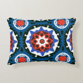 はっきりしたなオーナメントが付いているSuzaniパターン アクセントクッション (正面)