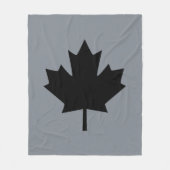 はっきりしたなカナダの黒いカエデの葉 フリースブランケット (正面)