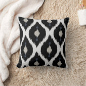 はっきりしたなベージュ白黒種族のイカットの枕 クッション (ブランケット)