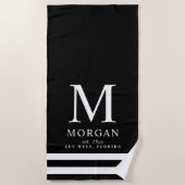 はっきりしたな家族のモノグラムの黒|の白 ビーチタオル (正面)