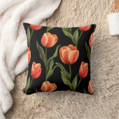 はっきりしたオレンジ色のチューリップ付きブラック – 印象的なフローラアート クッション (ブランケット)