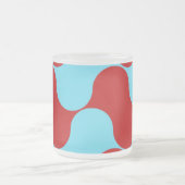 はっきりしたカラフルティール(緑がかった色)ターコイズ赤い波状パターン フロストグラスマグカップ (中央)