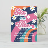 はっきりしたカラフル6歳の誕生日6歳はVibe groovyである 招待状 (スタンド正面)