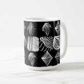 はっきりしたカリブのTribal Mudcloth – 白黒 コーヒーマグカップ (正面右)