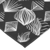 はっきりしたカリブのTribal Mudcloth – 白黒 テーブルクロス (アングル)