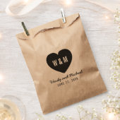 はっきりしたスタイリッシュモノグラ素朴ム結婚ハート フェイバーバッグ (クリップ留めされた状態)