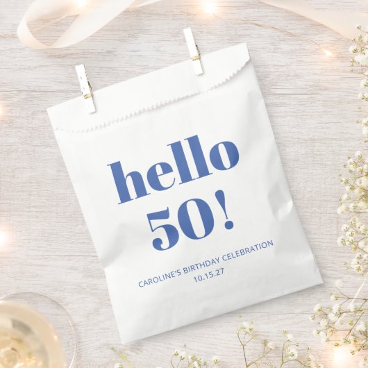 はっきりしたタイポグラフィアイボリーブルーモダン50th誕生日 フェイバーバッグ (クリップ留めされた状態)