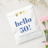 はっきりしたタイポグラフィアイボリーブルーモダン50th誕生日 フェイバーバッグ (封をした状態)