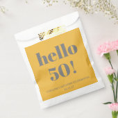 はっきりしたタイポグラフィイエローグレイモダンバースデーパーティー フェイバーバッグ (封をした状態)