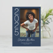 はっきりしたタイポグラフィネイビーブルー写真卒業 招待状 (スタンド正面)