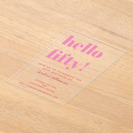 はっきりしたタイポグラフィピンクモダンレッド50誕生日 アクリル招待状 (レイダウン)