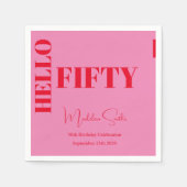 はっきりしたタイポグラフィピンクモダンレッド50誕生日 スタンダードカクテルナプキン (正面)