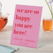 はっきりしたタイポグラフィピンクレッドモダン結婚の歓迎 台座サイン (インサイチュ)