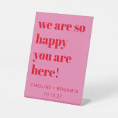 はっきりしたタイポグラフィピンクレッドモダン結婚の歓迎 台座サイン (正面)