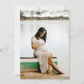 はっきりしたタイポグラフィピンク赤ベビーモダンシャワー写真 招待状 (裏面)