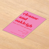 はっきりしたタイポグラフィブライトピンクと赤モダンの結婚値 アクリル招待状 (レイダウン)