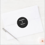 はっきりしたタイポグラフィブラックミニマル結婚リスト ラウンドシール<br><div class="desc">各情報を置き換えて簡単にパーソナライズする。カートに追加する前にプレビューを確認する。このページのコレクションリンクを表示して、このデザインで一致するすべてのアイテムを表示する</div>