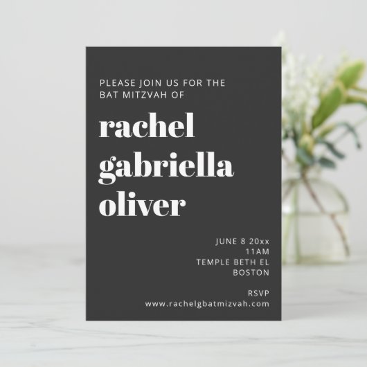 はっきりしたタイポグラフィブラックモダンバルミツワー 招待状 (スタンド正面)