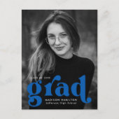 はっきりしたタイポグラフィブルーフォト卒業パーティー インビテーションポストカード (正面)