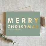 はっきりしたタイポグラフィモダンセージ緑メリークリスマス 箔シーズンカード<br><div class="desc">このカスタマイズ可能な黒と金ゴールドのクリスマスカードで家族や友達にあなたのクリスマスの挨拶を送る。タイポグラフィとはっきりした緑豊かな背景を持つ。詳細を追加してパーソナライズこの金ゴールドフォイルのクリスマスカードは、他のフォイルの色とカードストックで利用可能である。</div>