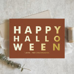 はっきりしたタイポグラフィモダンテラコッタハッピーハローウィン 箔シーズンカード<br><div class="desc">このカスタマイズ可能なテラコッタと金ゴールドハッピーハローウィンカードで家族や友達にハロウィーンの挨拶を送りなさい。タイポグラフィを備えはっきりしたている。詳細を追加してパーソナライズこの金ゴールドフォイルのハロウィンカードは、他のフォイルの色やカードストックで利用可能である。</div>
