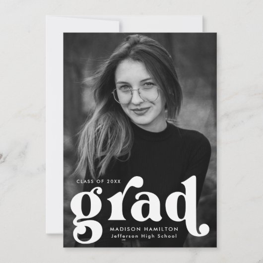 はっきりしたタイポグラフィ白写真卒業 案内状 (正面)
