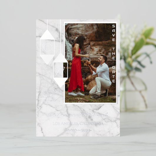 はっきりしたタイポグラフィ白大理石フォトミニマル 箔招待状 (立ち正面)