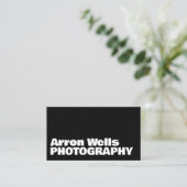 はっきりしたタイポグラフィ白黒QRモダンコード 名刺 (スタンド正面)