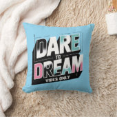 はっきりしたタイポグラフィ装飾用クッション。 クッション (ブランケット)