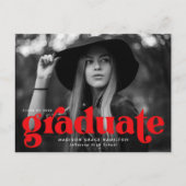 はっきりしたタイポグラフィ赤写真卒業パーティー インビテーションポストカード (正面)
