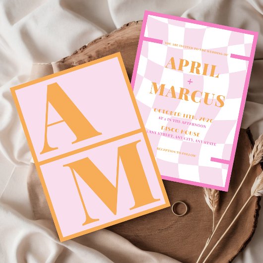 はっきりしたタイポグラフィ鮮やかピンクオレンジモノグラム 招待状