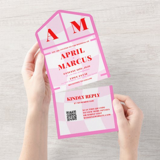 はっきりしたタイポグラフィ鮮やかピンクレッドモノグラム結婚ズ オールインワン招待状 (貼ってはがせる)