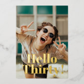 はっきりしたタイポグラフィ30歳モダンの誕生日パーティー金ゴールド 箔招待状 (正面)